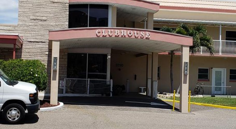 town-shores-condo-clubhouse-entrance